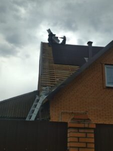 Меняем старую кровлю из ондулина на новую
